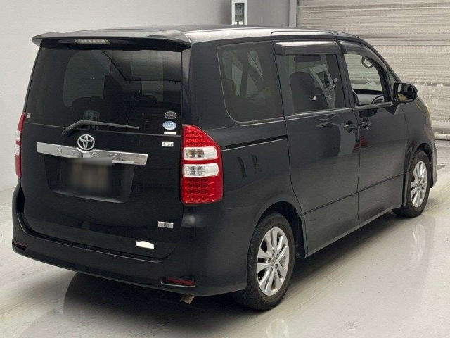 TOYOTA NOAH 2010