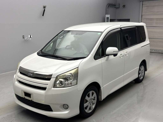 TOYOTA NOAH 2008