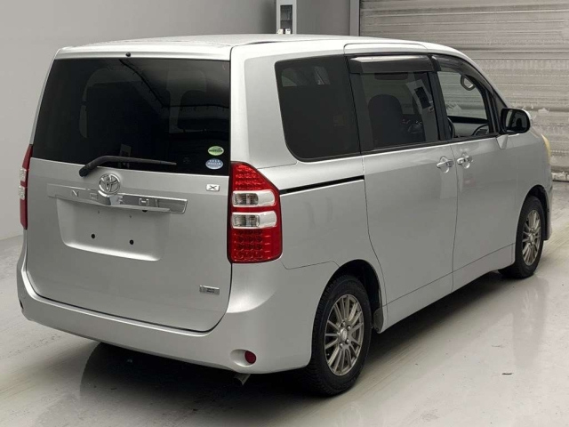 TOYOTA NOAH 2012