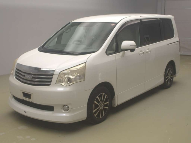 TOYOTA NOAH 2010