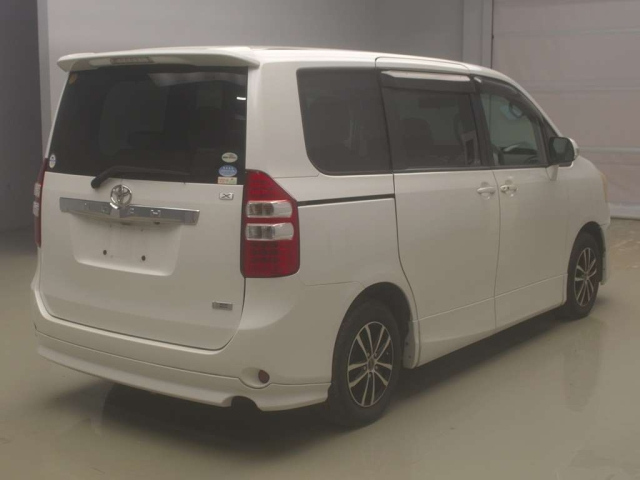 TOYOTA NOAH 2010