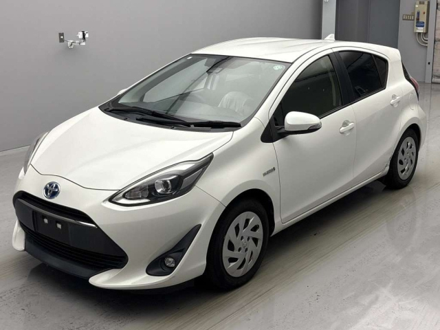 TOYOTA AQUA 2017