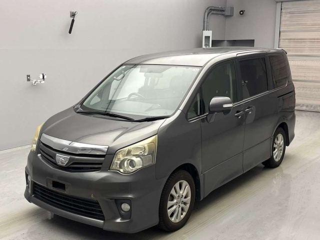 TOYOTA NOAH 2010