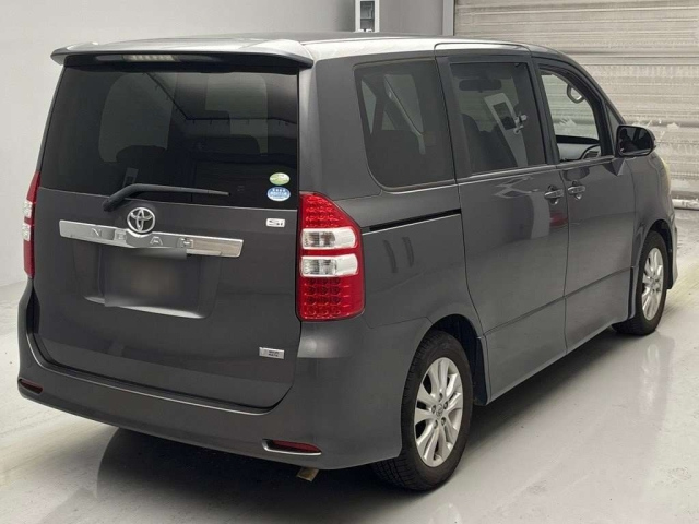 TOYOTA NOAH 2010