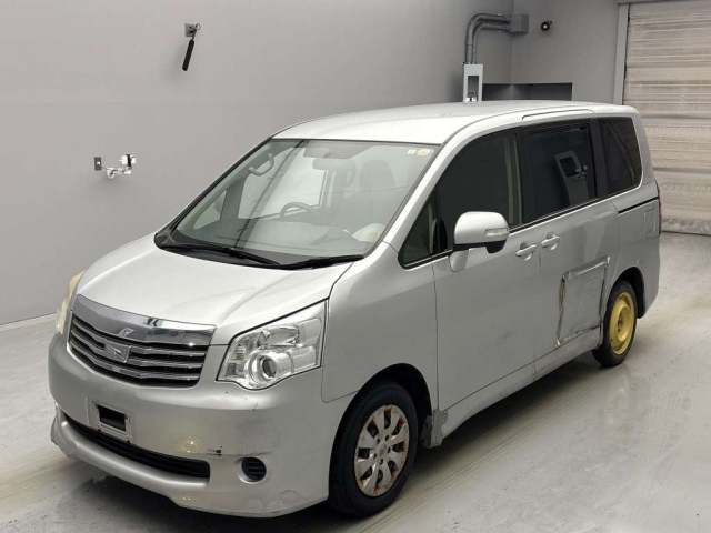 TOYOTA NOAH 2013