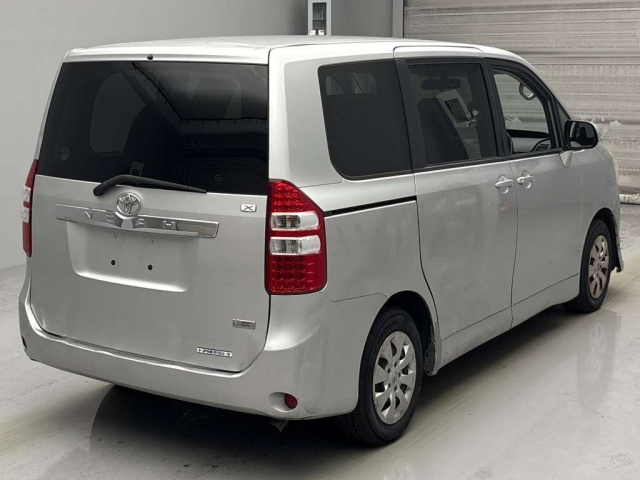 TOYOTA NOAH 2013