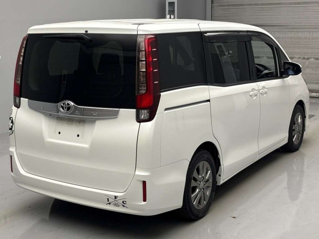 TOYOTA NOAH 2016