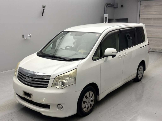 TOYOTA NOAH 2010