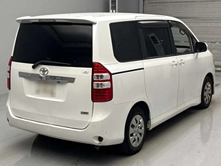 TOYOTA NOAH 2010