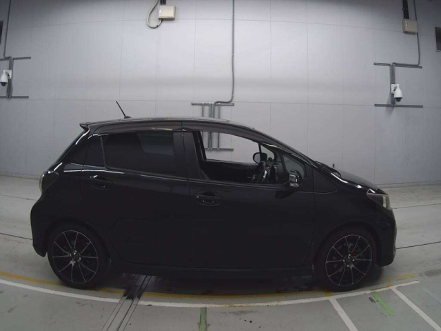 TOYOTA VITZ 2011