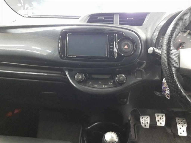 TOYOTA VITZ 2011