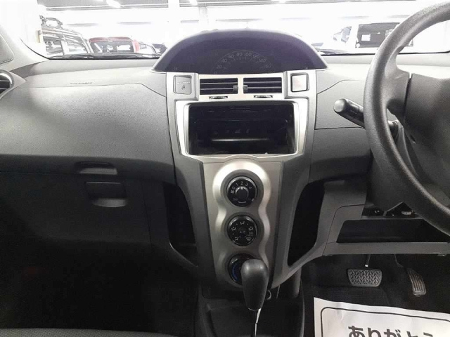 TOYOTA VITZ 2010