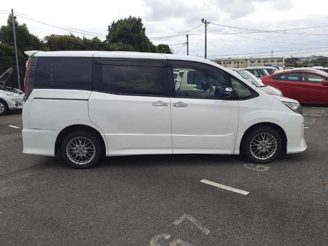 TOYOTA NOAH 2021