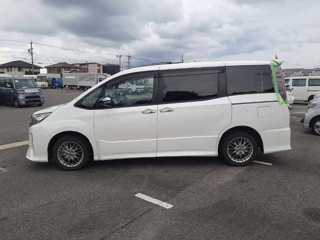 TOYOTA NOAH 2021