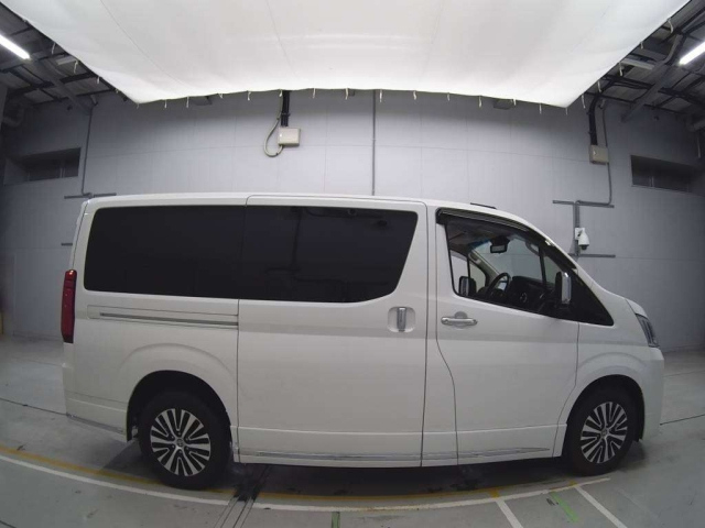 TOYOTA GRANACE 2023