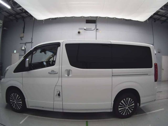 TOYOTA GRANACE 2023