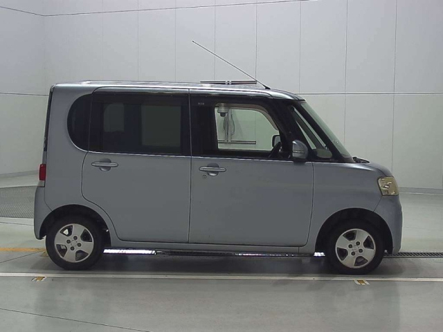 DAIHATSU TANTO 2011