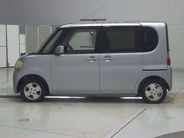 DAIHATSU TANTO 2011