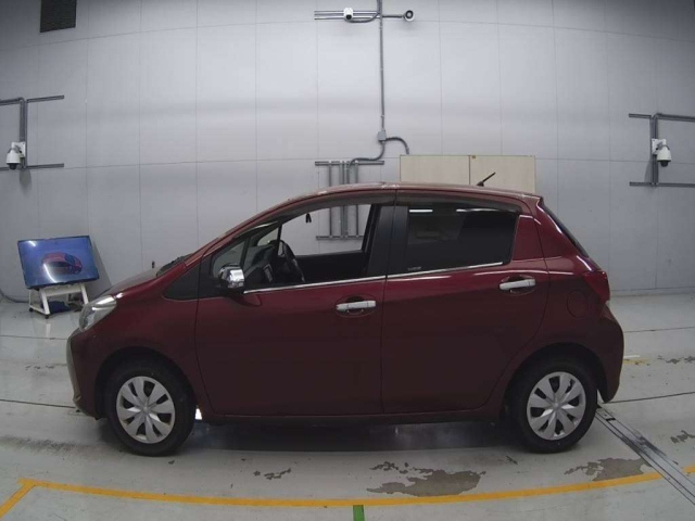 TOYOTA VITZ 2015