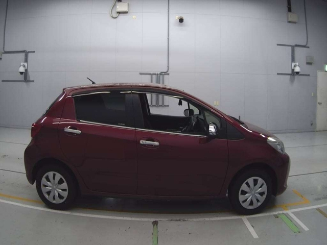 TOYOTA VITZ 2015