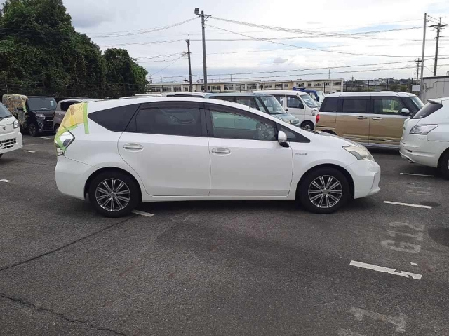TOYOTA PRIUS ALPHA 2013