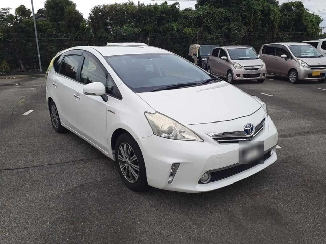 TOYOTA PRIUS ALPHA 2013