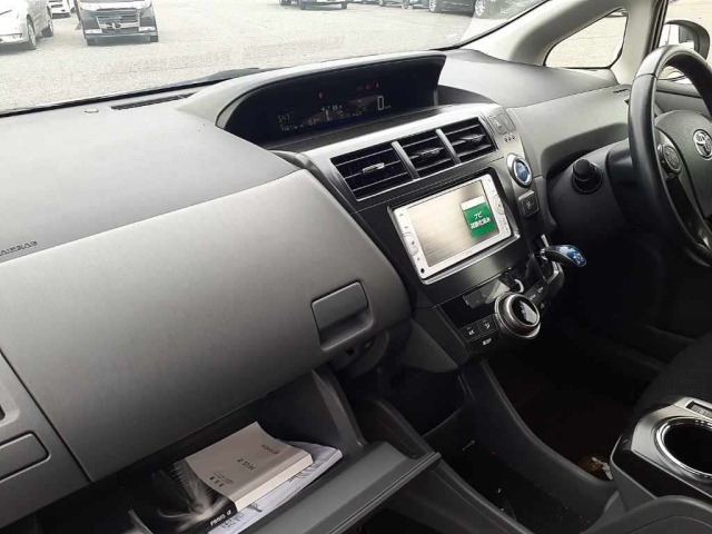 TOYOTA PRIUS ALPHA 2013