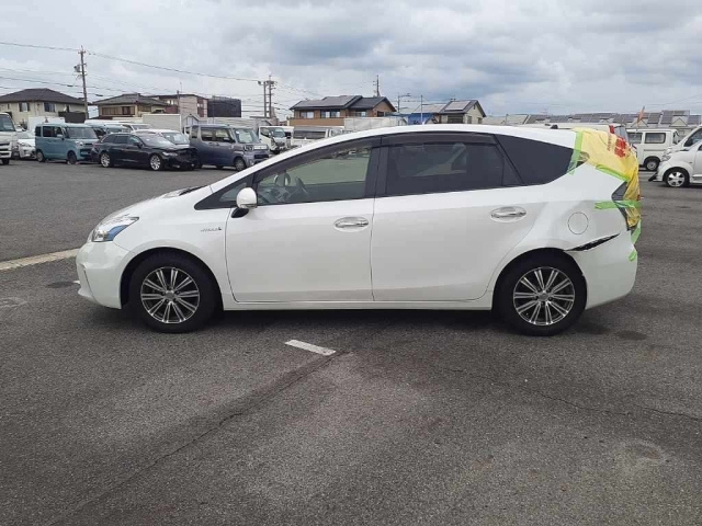 TOYOTA PRIUS ALPHA 2013