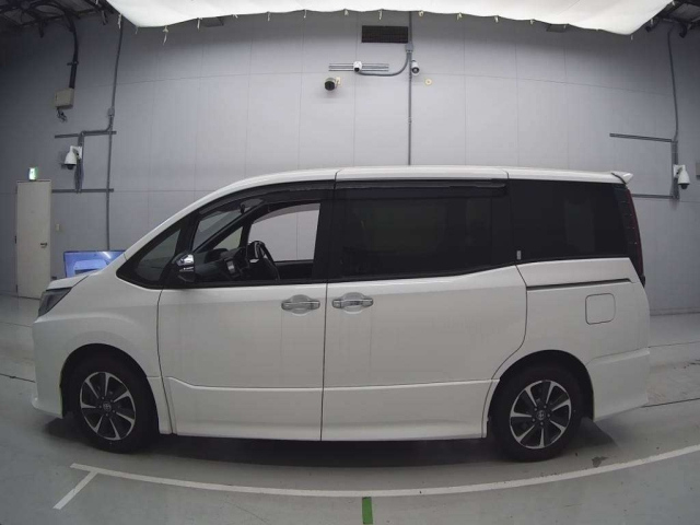 TOYOTA NOAH 2021