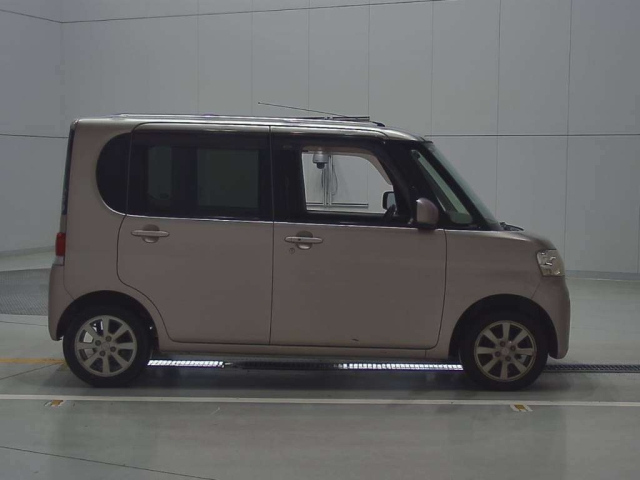 DAIHATSU TANTO 2011