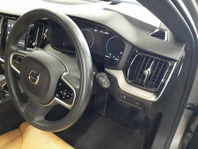 VOLVO V60 2020