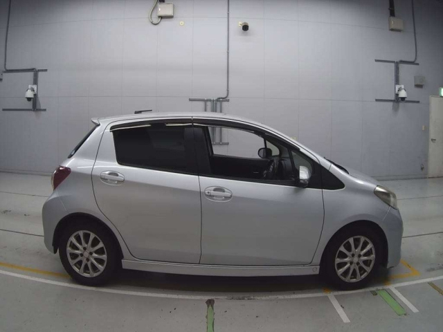 TOYOTA VITZ 2012