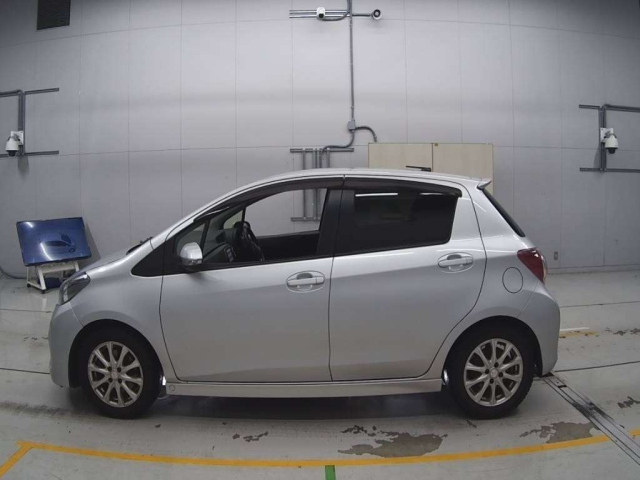TOYOTA VITZ 2012