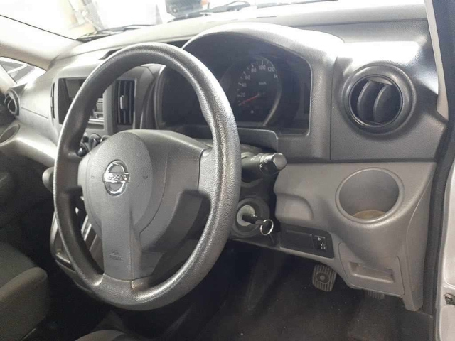 NISSAN NV200 2019