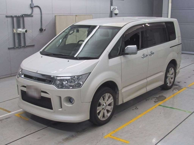 MITSUBISHI DELICA D5 2010