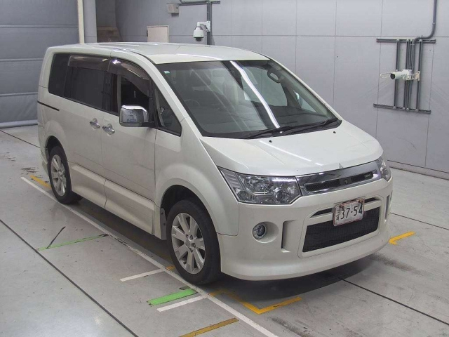 MITSUBISHI DELICA D5 2010