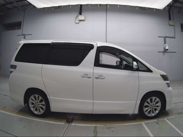 TOYOTA VELLFIRE 2013