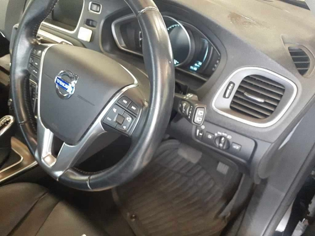 VOLVO V40 2015