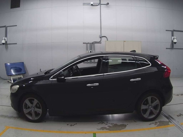 VOLVO V40 2015
