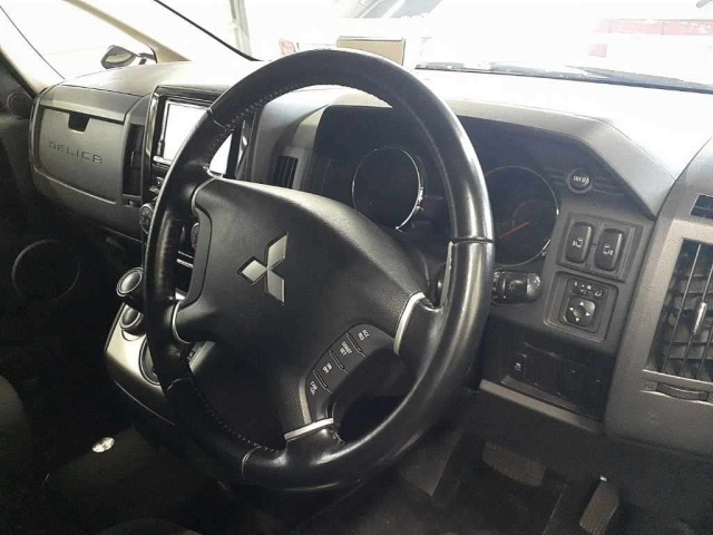 MITSUBISHI DELICA D5 2011
