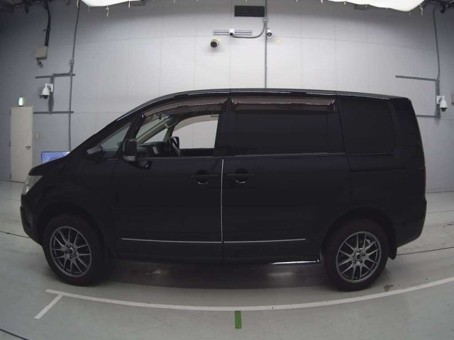 MITSUBISHI DELICA D5 2011