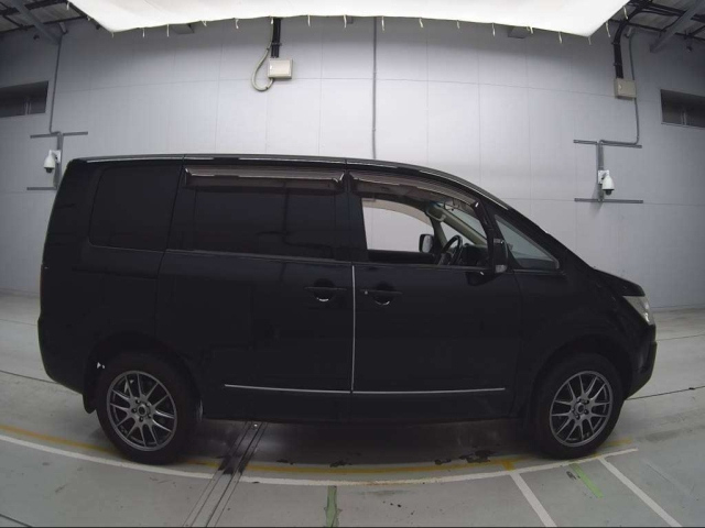 MITSUBISHI DELICA D5 2011