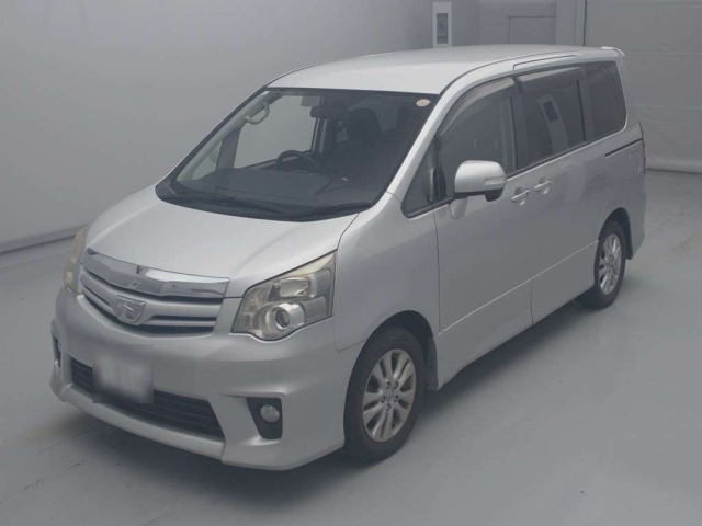 TOYOTA NOAH 2013