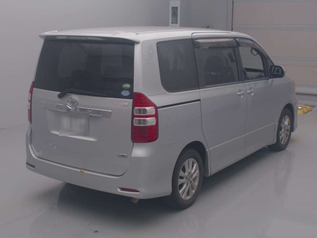 TOYOTA NOAH 2013