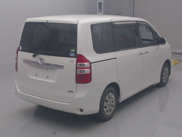 TOYOTA NOAH 2012