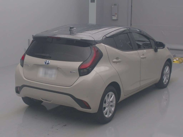 TOYOTA AQUA 2024
