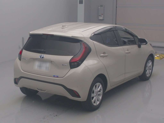 TOYOTA AQUA 2024