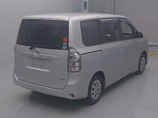 TOYOTA VOXY 2013