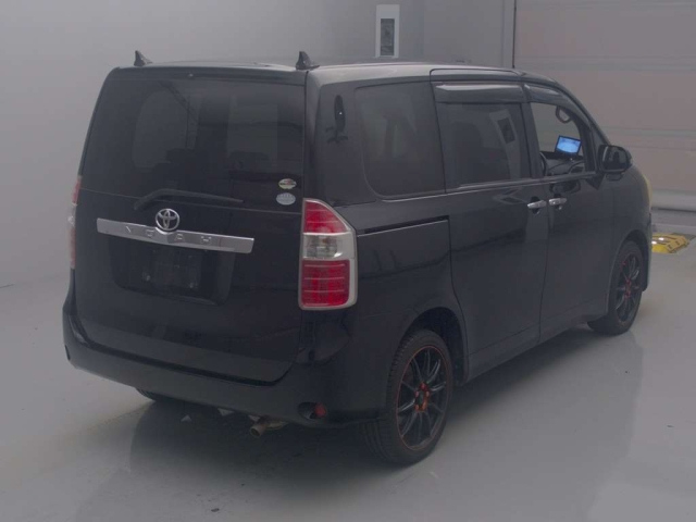 TOYOTA NOAH 2010