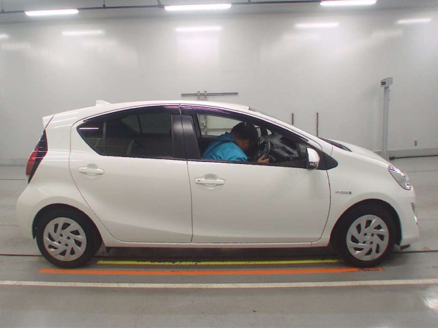 TOYOTA AQUA 2016
